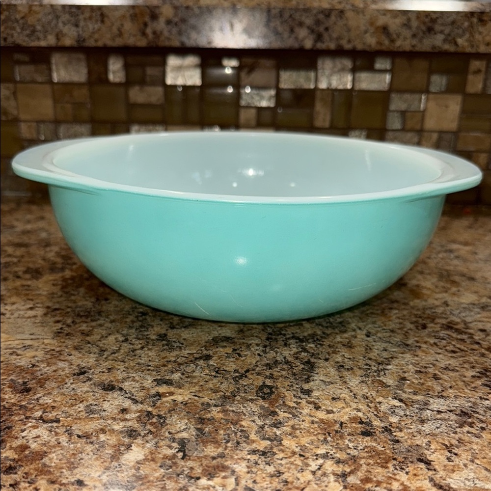Vintage Turquoise 1959 Pyrex mixing bowl